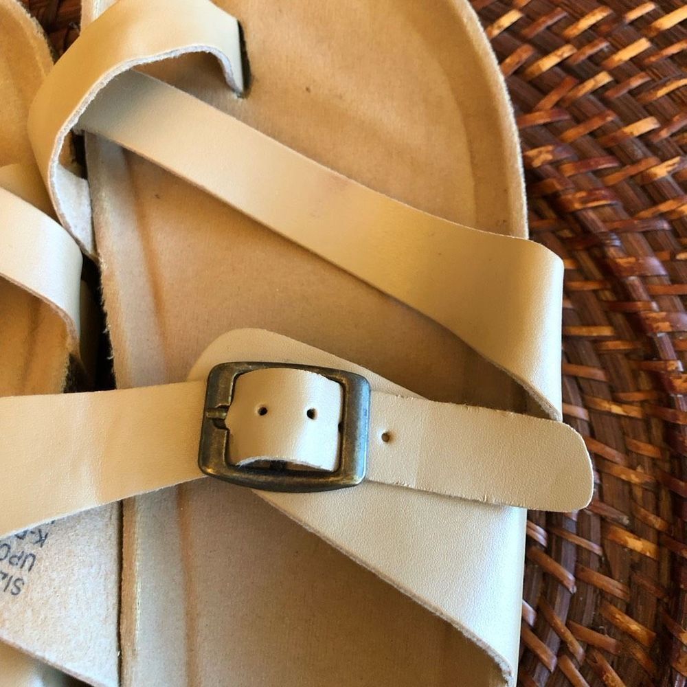 BROOKS - NWOT Ladies Sz 6 Faux Leather Slip-On Toe Sandals/Natural. Never Worn! - Picture 5 of 10
